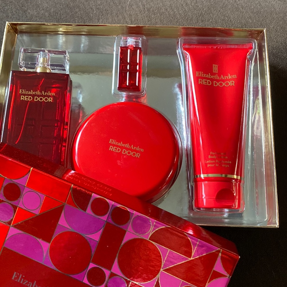 💗❤️ Elizabeth Arden Red Door EXCLUSIVE Gift Set  NIB